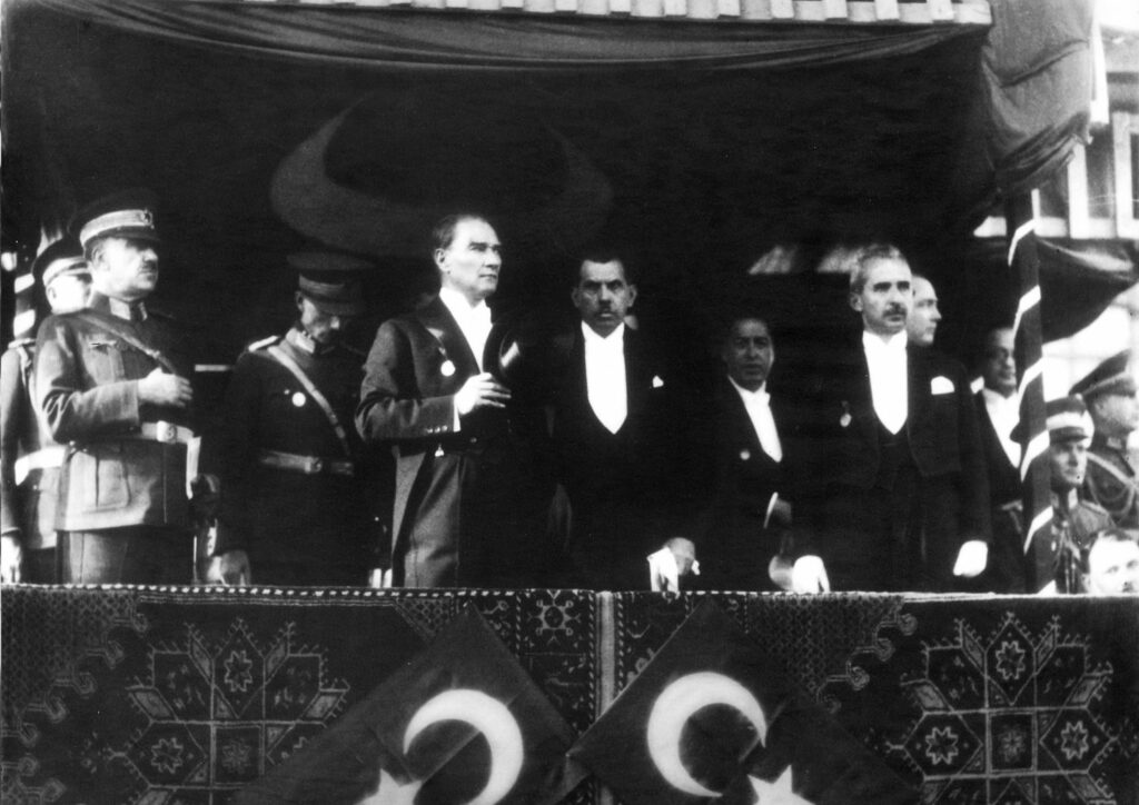 Cumhuriyet Bayramı, Türkiye Büyük Millet Meclisinin 29 Ekim 1923'te Cumhuriyet yönetimi ilan etmesi anısına her yıl 29 Ekim günü Türkiye'de ve Kuzey Kıbrıs'ta kutlanan bir millî bayramdır. 1925 yılında çıkarılan bir kanunla millî bayram olarak kutlanmaya başlanmıştır. - Turkiye Cumhuriyeti 10 yildonumu kutlamalari 29 Ekim 1933 Genelkurmay Baskani Maresal Fevzi Cakmak Cumhurbaskani Gazi Mustafa Kemal Ataturk TBMM Baskani Kazim Ozalp Basbakan Ismet Inonu