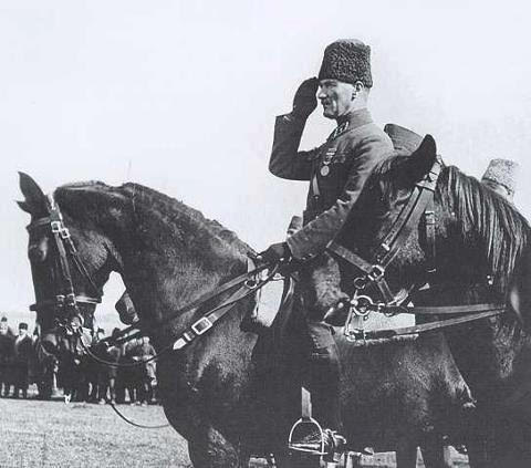 Bakın gizli bir belge(1), sonsuzluğa yürüyüşünün 85. yılını derin bir anacağımız Atatürk’ün üstün devlet adamı niteliklerini bakın nasıl anlatıyor: - ataturk at uzerinde selam verirken