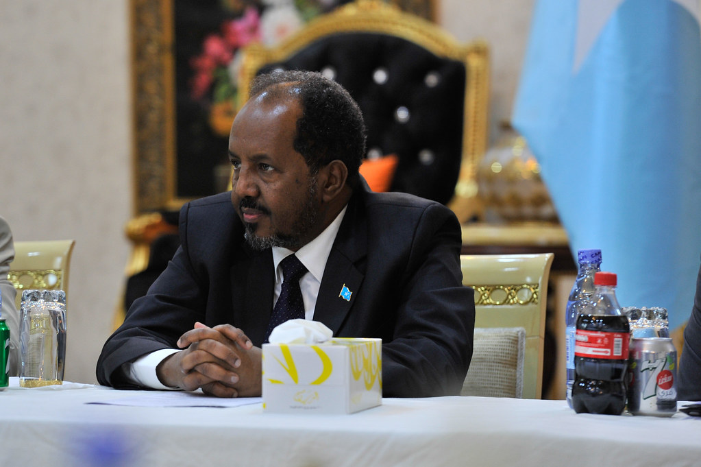 Şimdi sizlere Somali'yi anlatacağım, Bilal'e anlatır gibi anlatacağım ki, Somali Cumhurbaşkanının katil oğlu, Motokurye Yunus Emre Göçer'i katlettikten sonra nasıl elini kolunu sallaya sallaya çıktı idrak edebilelim.Somali Afrika'nın en doğu ucundaki ülke. - Hassan Sheikh Mohamud Hasan Seyh Mahmud somali cumhurbaskani