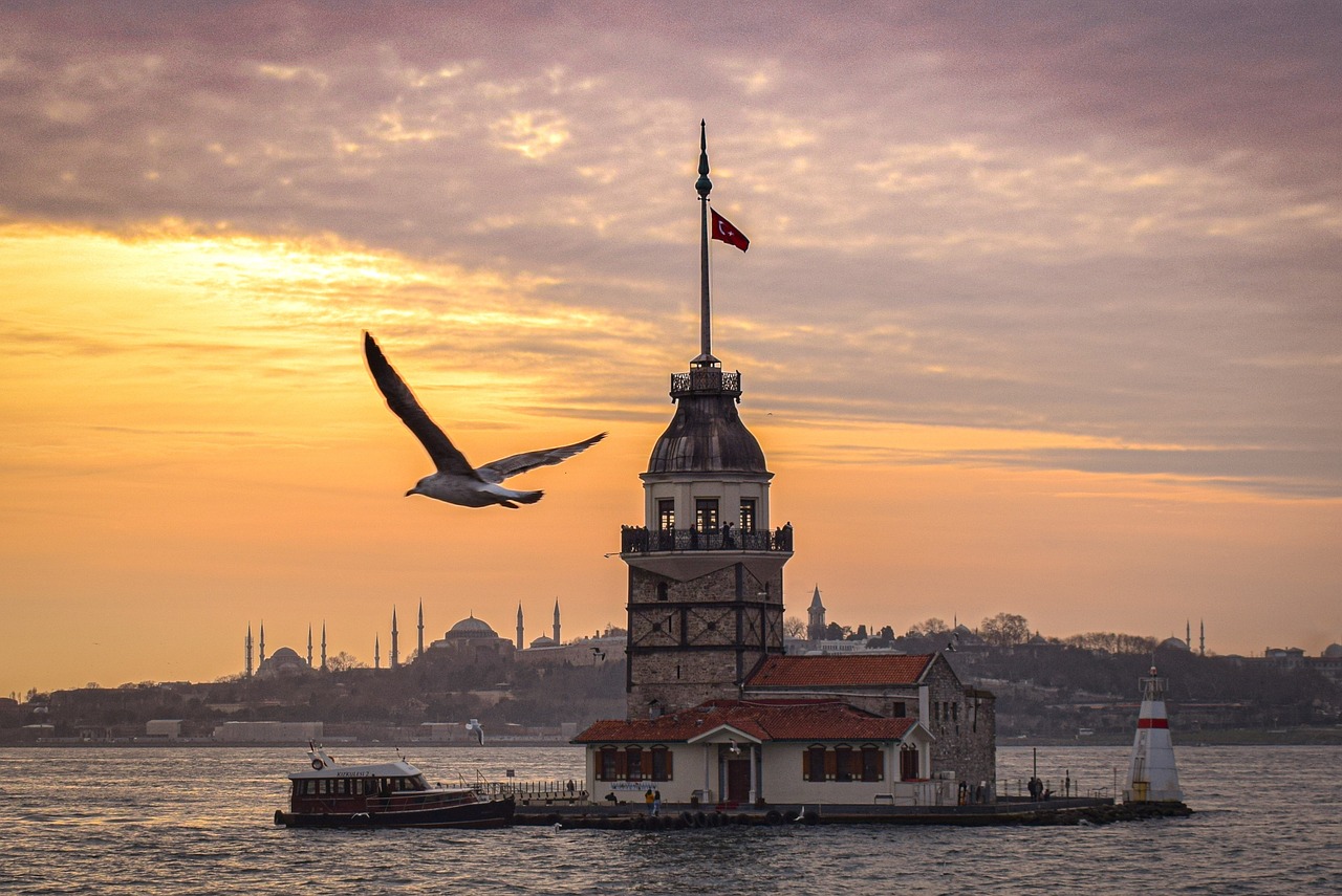 Turizmciler 2014 yılından umutlu. Yurt dışından Türkiye’ye gelecek uçak seferleri ikiye katlandı. Yine rezervasyonlarda da çift haneli büyüme bütün hızı ile devam ediyor. Bu gelişmeler sezonun iyi geçeceğini gösteriyor. - kiz kulesi istanbul turkiye