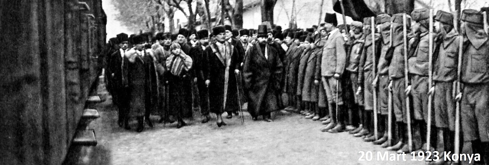 Sene 1922 Mustafa Kemal Konya'da Mevlanın huzurundan ayrılırken kendilerine gelen Allah'u Ekber sesleriyle, üzerlerine doğru gelen bir yüz elli kişilik sakallı cüppeli topluluğu görürler... - ataturk konyada 20 mart 1923