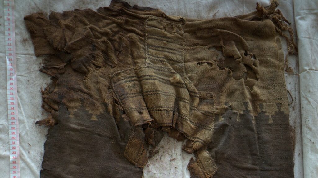 Türklerin kilim tekniği ile, ilk defa pantolonun bulunuşunda bizim Anadolu keçilerinin önemi, keçinin derisinden yapılmış çarığı, Almanyanın Leipzig Üniversitesi bize anlatıyor. - bulunan en eski pantalon arkeoloji
