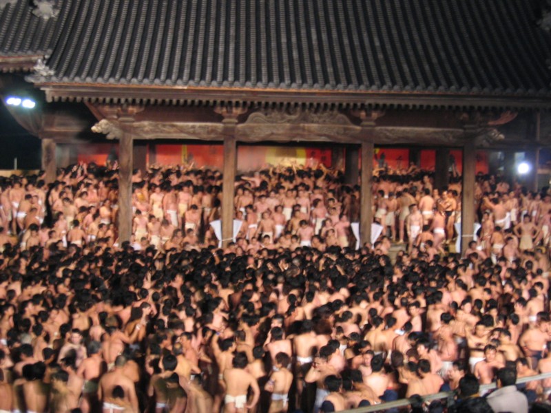 Japonya’da çıplaklık festivaline kadınlar kapalı katıldı…
