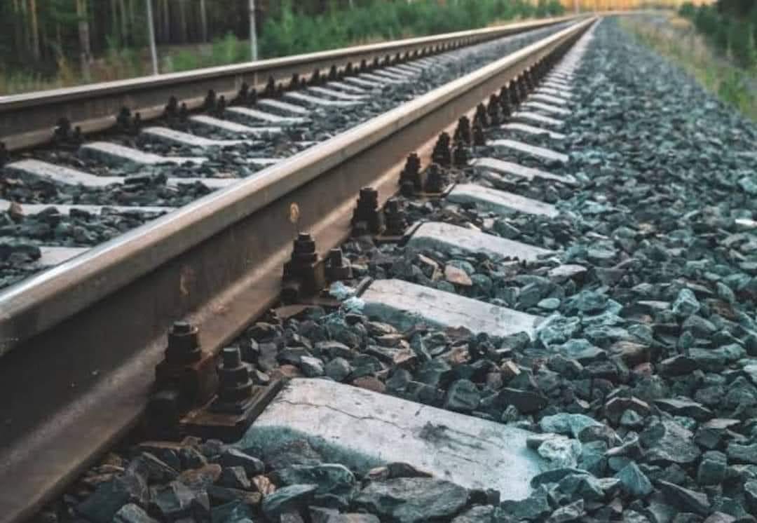 Tren raylarındaki taşlar