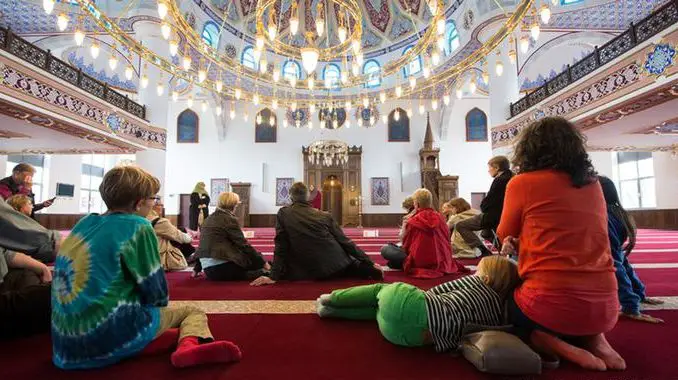 Alman İçişleri Bakanı Nancy Faeser, Almanya'nın Müslüman toplumuna hizmet etmek üzere onlarca yıldır süren Türkiye'nin eğitimli imamlar göndermesi uygulamasının sona erdirildiğini duyurdu. - almanlar cami ziyaretinde