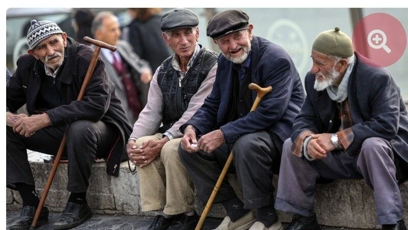 Türkiye, bir türlü emeklilik sistemini oturtamadı. Özellikle emekliler arasında farklar var. Bunların ele alınıp düzenlenmesi gerekiyor. Konu ile ilgili olarak çalışma yapılıyor. Yakında yeni emeklilik sistemi ile tanışacağız. Ancak, bizi yönetenler “ İlk hedef enflasyonu düşürmek” diyor. - emekliler