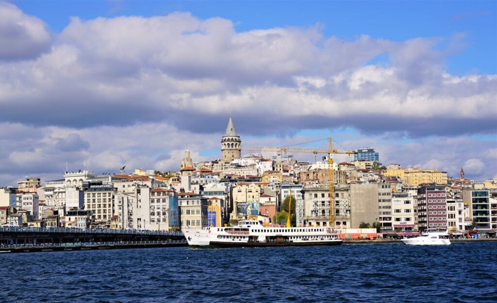 Dünyada İstanbul adını duymayan yok gibi. Tarihi ve kültürel zenginlikleri, Boğaz’ın tüm güzelliği ile İstanbul bir numara olarak gösteriliyor. 2023 yılında da İstanbul dünya çapında liderliğe oturdu. Aynı yıl İstanbul 20 milyon 200 bin ziyaretçiye ev sahipliği yaptı. - istanbul marmara