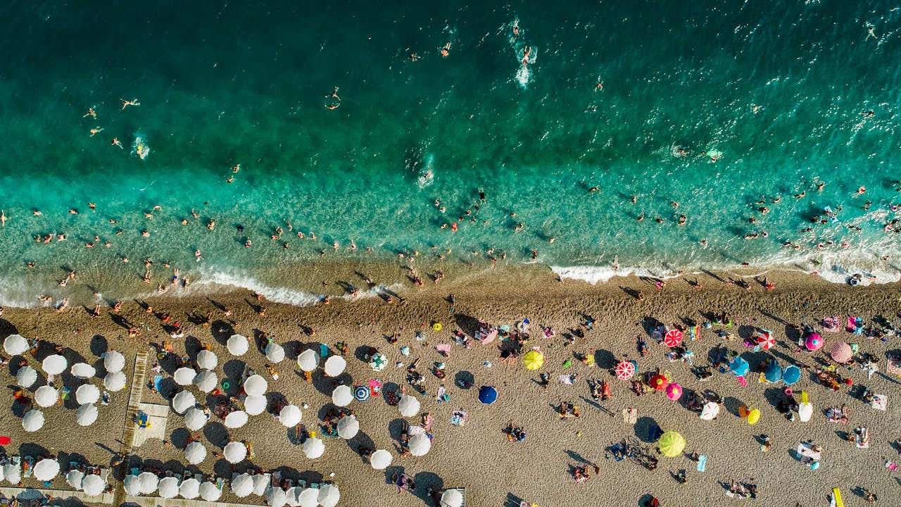 Turizmcilerin ortak görüşü: - turistler konyaalti plaji antalyada