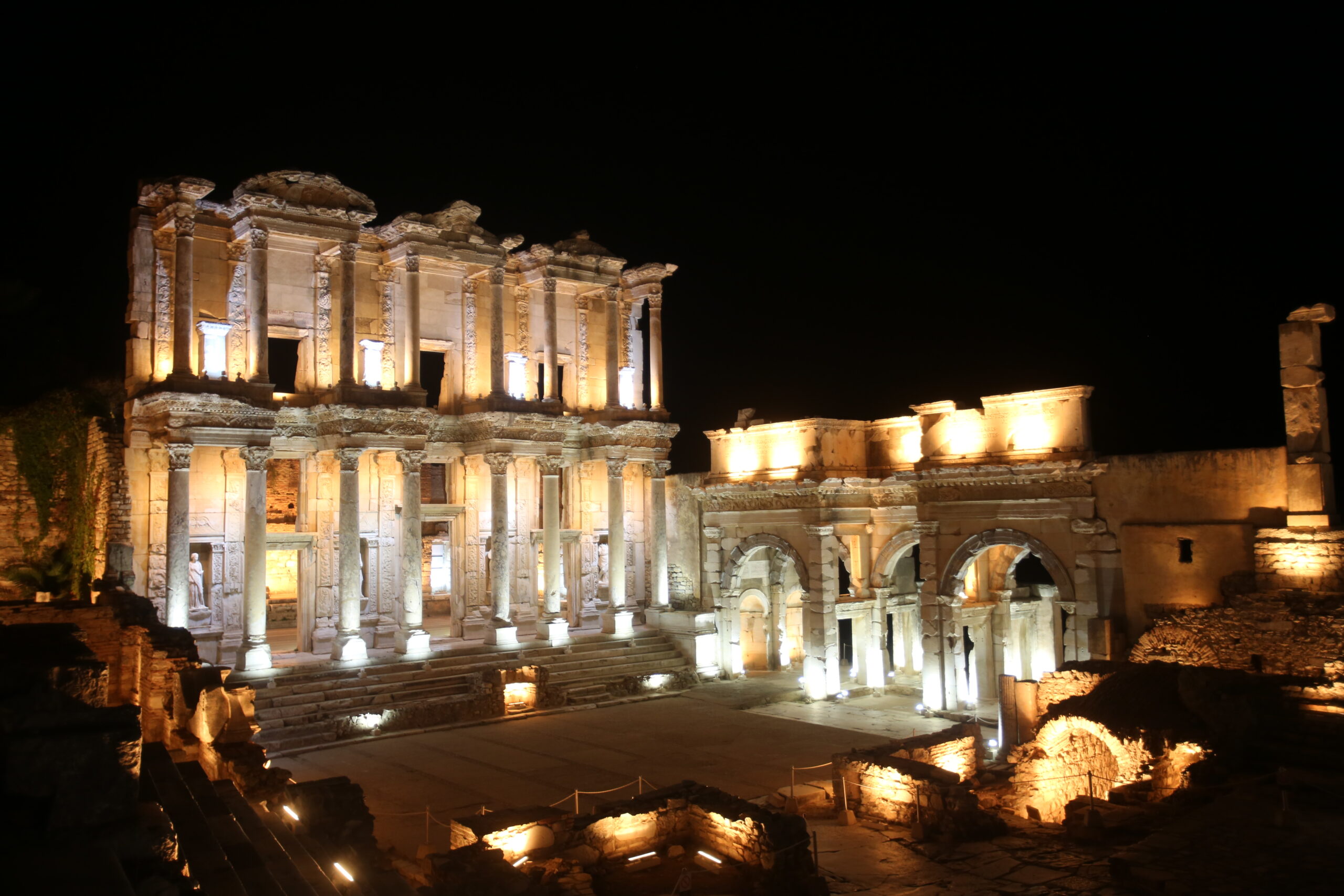 Efes Örenyeri Gece Ziyaretleri İçin Işıl Işıl Parlıyor