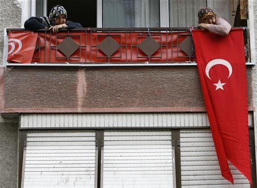 Avrupalı Türkler Türk Bayrağı ile