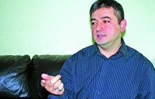 Gençlere meslek seçiminde dikkatli olmalarını öneren Osman Altuntaş; öğretmenlik yapmak için öğretmenlik bölümünü bitirmek gerekse de, başka bir bölümden mezun olup, sonradan da öğretmenliğe geçilebilir diyor.