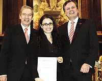 Prof. Dr. Edwin Kreuzer (sağda) ve Hamburg Zanaatkârlar Odası Başkanı Josef Katzer ile objektiflere gülümseyen Maide Güzel, Türk kızı olarak başarılı olmanın zor olduğunu, ancak ailesinin desteğiyle tüm sorunları aştığını dile getirdi.