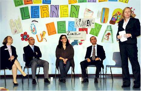 Berlin Muavin Konsolosu Mert Doğan, "Gençler için Meslek Perspektifleri" adlı panelde yaptığı konuşmada, Almanya'da yaşayan Türk gençlerin en iyi eğitimi almalarını istediklerini söyledi