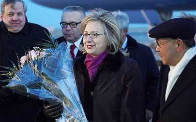 ABD Dışişleri Bakanı Hillary Clinton, Kırgızistan'da ekim ayında düzenlenen genel seçimlerin bu ülkenin demokrasisini geliştirme yolunda atılan önemli bir adım olduğunu söyledi. ABD Dışişleri Bakanı Hillary Clinton, Kırgızistan'da ekim ayında düzenlenen genel seçimlerin bu ülkenin demokrasisini geliştirme yolunda atılan önemli bir adım olduğunu söyledi.