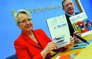 OECD tarafından açıklanan 2009 PISA eğitim araştırmaları sonuçlarını Federal Eğitim Bakanı Annette Schavan ile OECD Berlin Müdürü Heino von Meyer Pisa Federal Basın Evin’de düzenlenen basın toplantısında açıkladılar.
