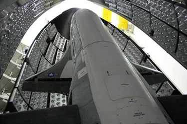 Amerikan Hava Kuvvetlerinin yedi ay önce uzaya fırlattığı, görev ve amacı açıklanmayan, küçük bir mekiğe benzeyen insansız uzay aracı X-37B, bu sabah erken saatlerde Vandenberg Hava Kuvvetleri Üssü'ne indi. Amerikan Hava Kuvvetlerinin yedi ay önce uzaya fırlattığı, görev ve amacı açıklanmayan, küçük bir mekiğe benzeyen insansız uzay aracı X-37B, bu sabah erken saatlerde Vandenberg Hava Kuvvetleri Üssü'ne indi.