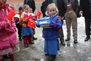 Sizlere kucak dolusu selam sevgi getirdik