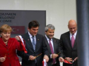 Angela Merkel CeBIT’in Türk standını açtı