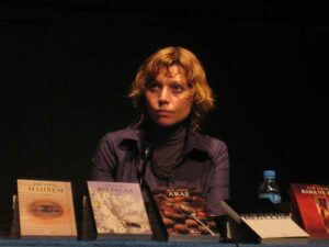 Elif Şafak Guardian Yazarı Oldu