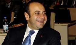 Artık herkes muhabir dedi ve ekledi: Egemen Bağış fıstık gibi bir hatunla yemekte