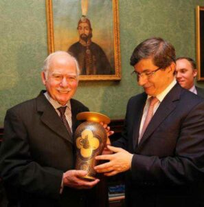 Londra’da Davutoğlu, Osmanoğlu ailesi ile biraraya geldi