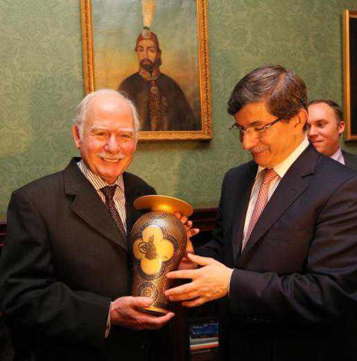 Londra’da Davutoğlu, Osmanoğlu ailesi ile biraraya geldi