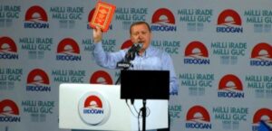 Kuran’ı sahnelerde sallayan kişinin Kuran’la yaşadığını nereden bileceğiz hocam