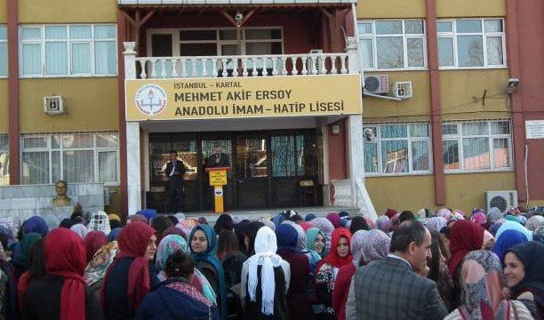 Atatürk'e saygı duruşu