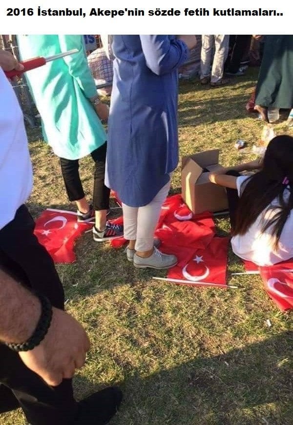 AKP'nin Fetih kutlamalarında Türk bayrağına basan AKP'liler