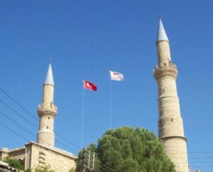 “CUMHURİYET FAZİLETTİR”