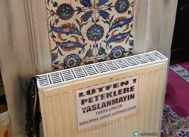 Lütfen peteklere yaslanmayın, tarihi çiniler kırılarak zarar görmektedir
