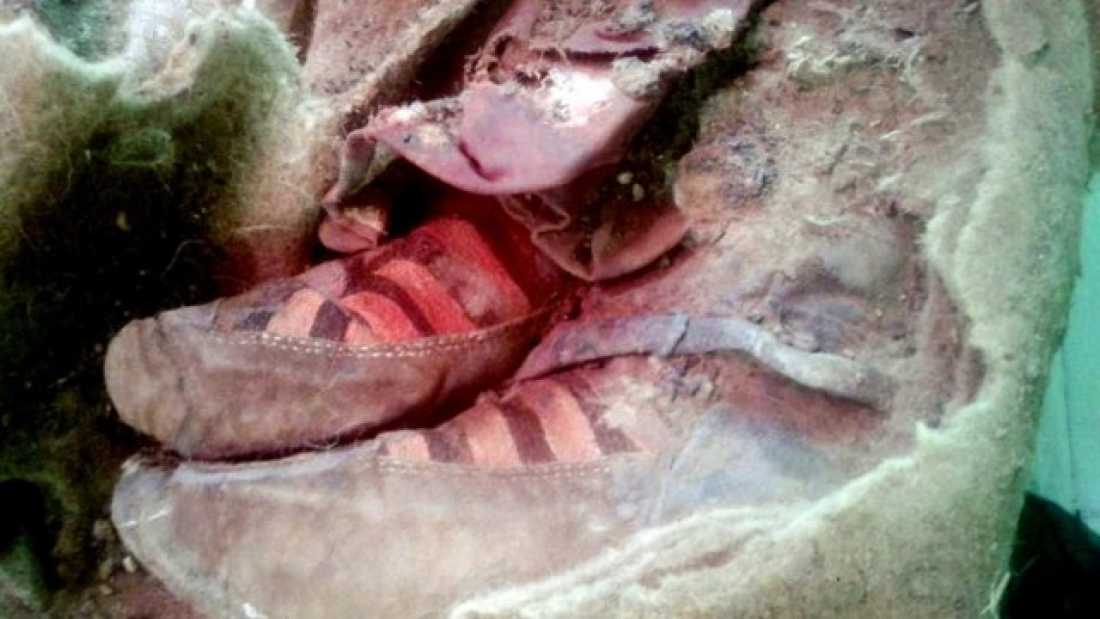 Mumyanın ayağındaki ayakkabılar Adidas'a benzerliği ile dikkat çekti.