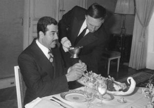 KOMPLO TEORİLERİ : SADDAM’A HİZMET EDEN GARSONU TANIDINIZ MI ?