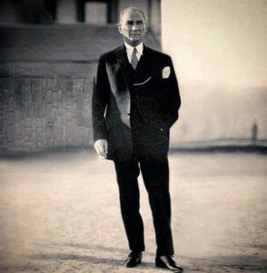 Fidel Castro diyor ki ; “Devrimci M. Kemal ATATÜRK varken, Türk gençleri neden kendilerine başka önder arıyorlar?
