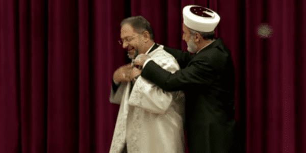 Ali Erbaş diyanet işleri başkanlığı cübbesini giyerken