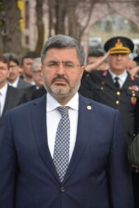 Kendisi vekil, Eşi müsteşar oldu
