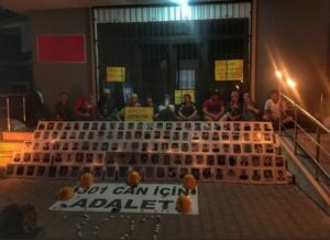 Soma davası ertelendi aileler gözyaşları içerisinde fotoğrafları topladılar