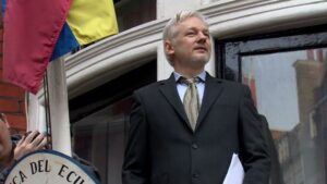 Babası, Julian Assange’ın hücre hapsinde günde 23 saate kadar tutulduğunu söyledi