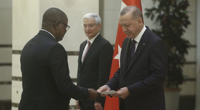Burundi Büyükelçisi Bikebako Cumhurbaşkanı Erdoğana güven mektubu sundu