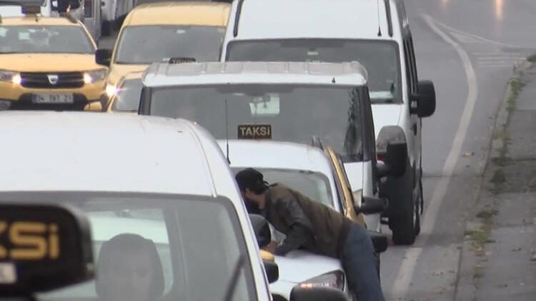 Trafikte korku... Sürücüler endişeli gözlerle bakıyor