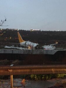 Son dakika. Sabiha Gökçen’de uçak pistten çıktı! 1 ölü 157 yaralı var
