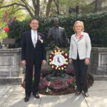 Mirat ve Hüdai Yavalar çifti Washington DC'de TC Büyükelçiliği Rezidansında Atatürk heykeli önünde