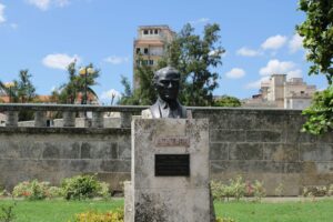 Neden Mustafa Kemal’in heykeline izin verdiniz?