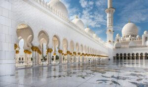 Dünyasını mükemmelleştirmeyen insan mutsuzdur