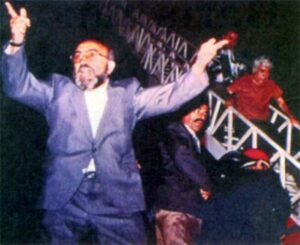 Eşşeğe rozet takmışlar…