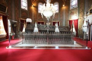 CAMİ HAZİRELERİ TARİKAT VE CEMAATLERE Mİ TAHSİSLİ?