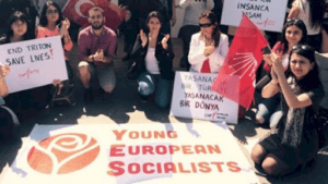 Zülfü Livaneli,emperylizmin kullanışlı enstürünmanı Sosyalist Enternasyonal’in İstanbul toplantısında esip gürlemiş