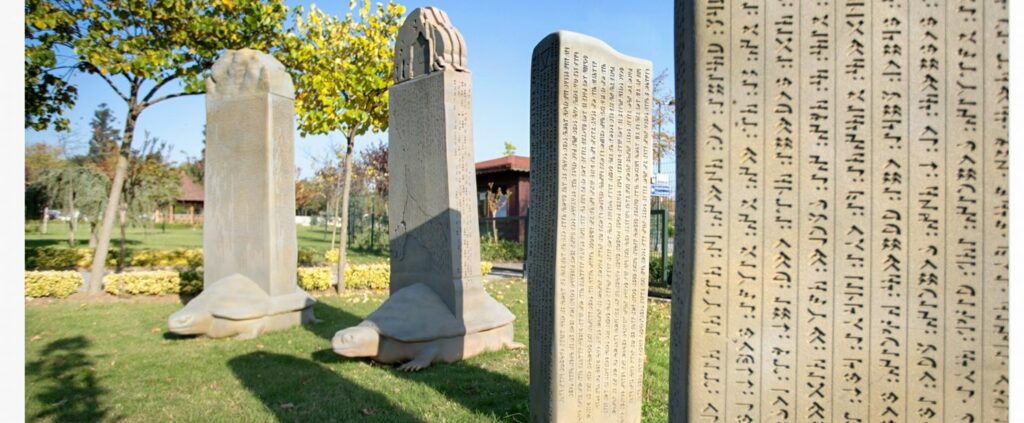 Orhun Âbideleri: Gök-Türkler tarafından taşlar üzerine yazılarak bırakılmış eserlere diyoruz.
Bu dikili taşlara Gök-Türkler “Bengü taş” diyorlardı. Bengü taş, ebedî taş, âbide demektir. Bu âbideler bugün “Orhun âbideleri” diye anılmaktadır. Bunun sebebi, Bengü taşların, kuzeydoğu Moğolistan'da Koşu Çaydam gölü civarında, Orhun (Orkun) adlı ırmağın eski yatağı yakınına dikilmiş olmasıdır.
Gerek bu bölgede gerek Yenisey çevresinde irili ufaklı, daha birçok taşlar varsa da, bu taşların içinde yüksek bir dil, tarih ve edebiyat değeri taşıyanlar, bugün Gök-Türk Kitabeleri veya Orhun âbideleri denilen üç büyük kitabedir.
Bu kitabelerde Çinliler'e karşı istiklâl savaşı yapmak ve Türk bütünlüğünü yeniden kurmak için, içte, dışta savaşan Gök-Türkler’in hikayesi yazılıdır.