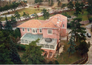 PEMBE KÖŞKE DAVET