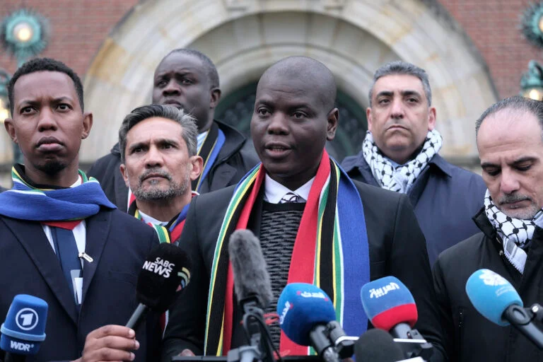 Güney Afrika Cumhuriyeti’nin Milletlerarası Adalet Divanı’nda (MAD) açtığı davanın ilk kararının önemli ayrıntıları bulunmaktadır. Davayı açma “cesareti gösteren” Güney Afrika, insanlığın sesi olmuştur. İlk karar üzerine Güney Afrika temsilcisinin açıklamaları, apartheid mağduru ülkenin samimiyeti yanında başarısını da göstermiştir. Davayı sadece bu alandaki önde gelen bir avukata havale etmekle kalmamış diplomatik temsilciler de hukuki ayrıntıları, muhtemel sonuçları ve anlamı konusunda derslerini çok iyi yapmışlardır. Birçok ülkede meydanlar İsrail karşıtı göstericilerle dolarken yöneticiler lafta kalan açıklamalarla yetinmekte, soykırımcı İsrail’e dokunacak adımlardan kaçınmaktadırlar. Ateşli beyanlarla İsrail suçlanırken kamuoyu gazını alma stratejisi de güdülmektedir. Bu süreçte Türk ve İslam ülkeleri yöneticileri (halkları değil!) sınıfta kalmıştır. - image 8